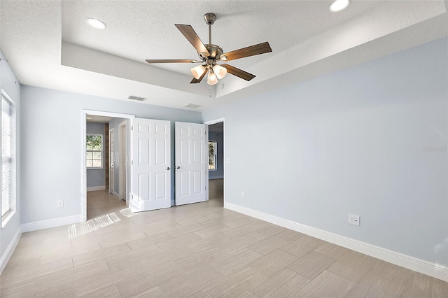 empty room featuring ceiling fan and a textured ceiling