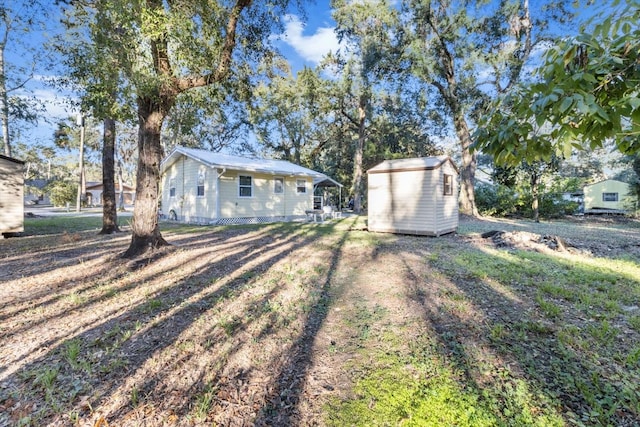 view of yard with a storage shed