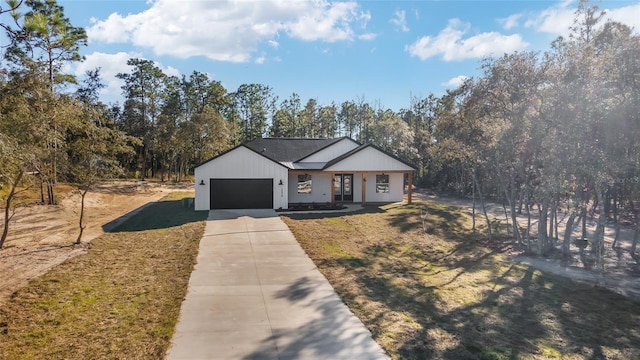 view of front of home featuring a front yard and a garage