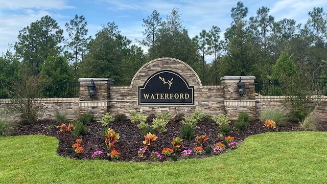 community sign with a lawn