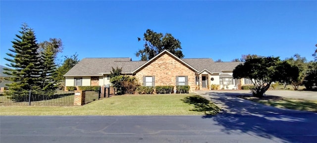 view of front facade featuring a front yard