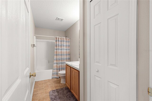 full bathroom featuring a textured ceiling, vanity, shower / bath combo, and toilet