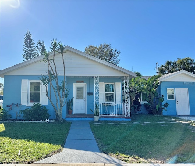 view of front of house featuring a porch and a front lawn