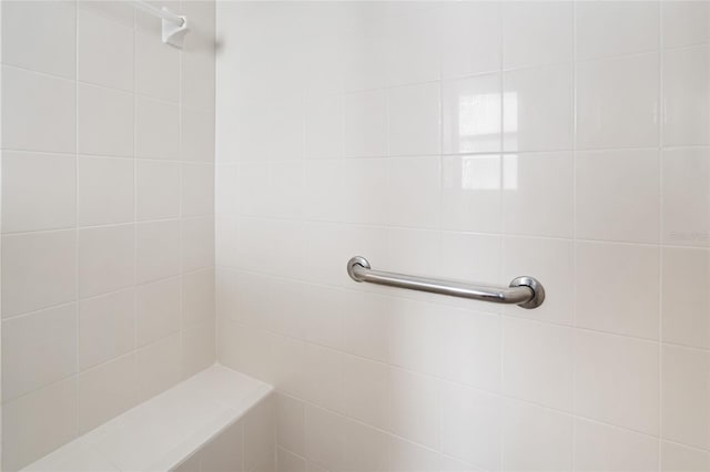 bathroom featuring a tile shower