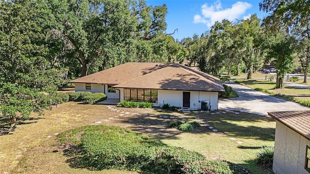 view of front of property featuring a front yard