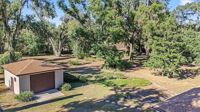 view of yard featuring a garage and an outdoor structure