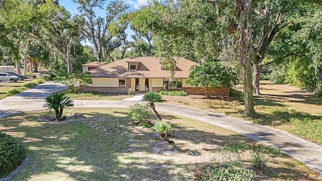 view of front of home featuring a front yard