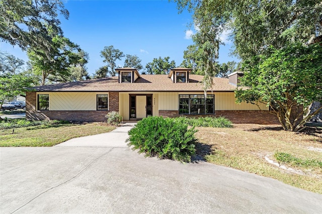 ranch-style home with a front lawn