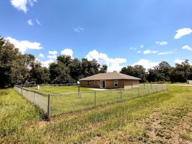 view of yard featuring a rural view