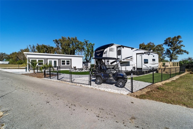 manufactured / mobile home featuring a front lawn