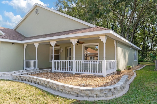 view of front of house featuring ceiling fan, a porch, and a front yard