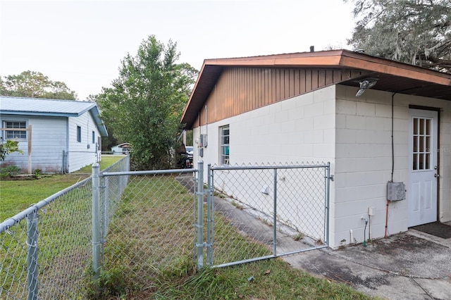 view of side of property featuring a lawn