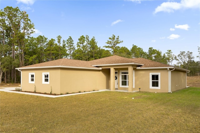 view of front of home featuring a front yard