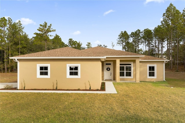 view of front facade featuring a front yard