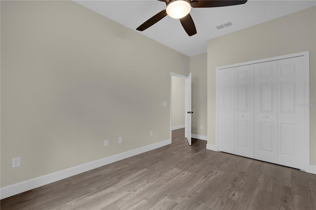 unfurnished bedroom with light wood-type flooring, a closet, and ceiling fan