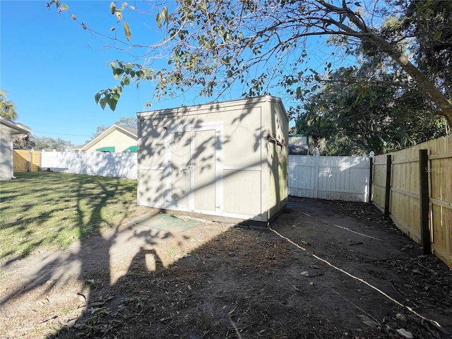 view of yard featuring a shed