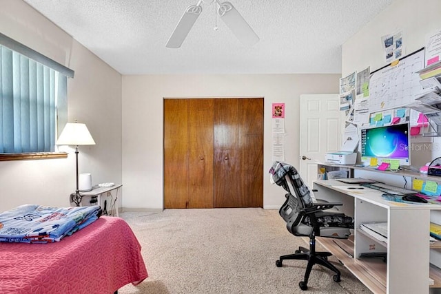 bedroom with a textured ceiling, ceiling fan, and light carpet