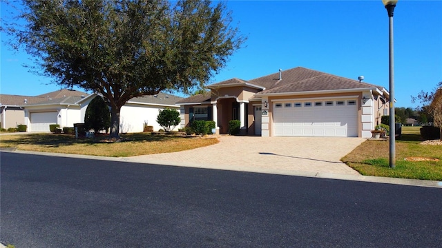 view of front facade featuring a garage and a front yard