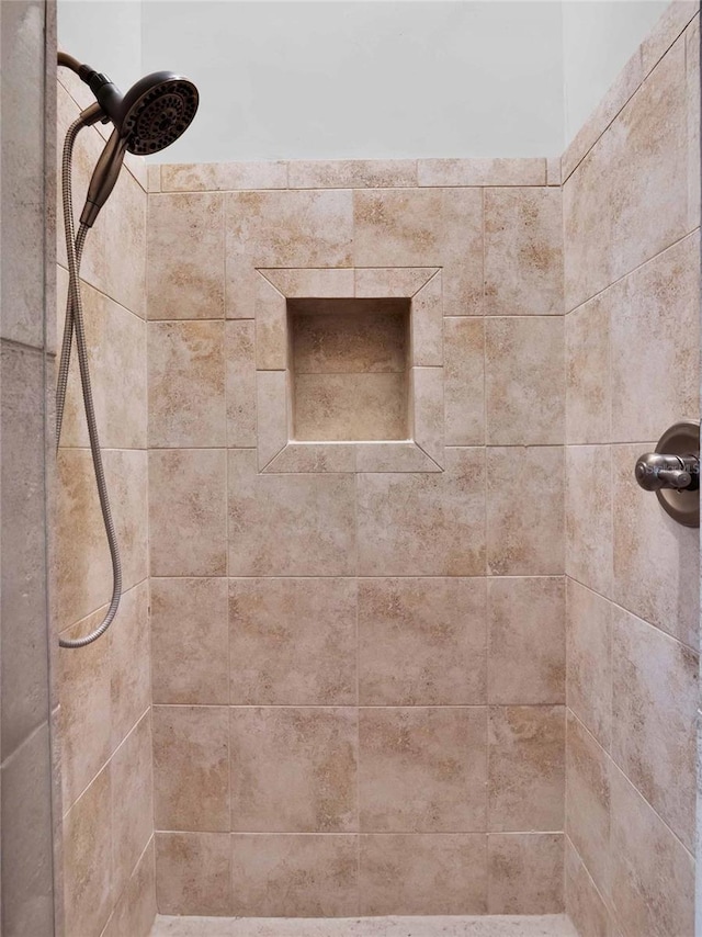 bathroom featuring a tile shower