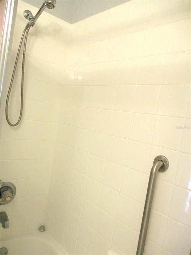 bathroom featuring tiled shower / bath combo