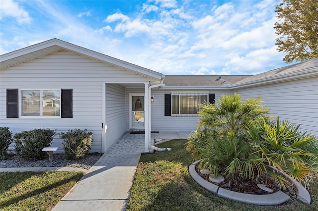 view of front of home featuring a front yard