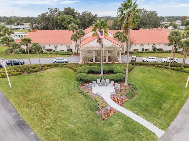 view of property's community featuring a lawn