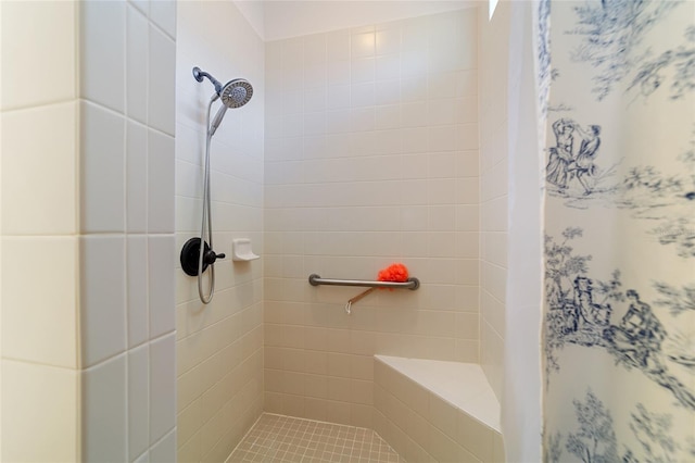 bathroom featuring tiled shower