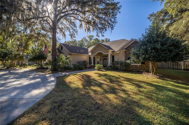 view of front facade featuring a front yard