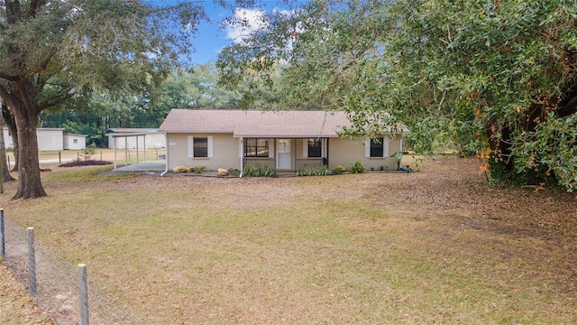 view of front of home featuring a front lawn and a carport