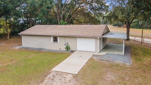 view of front of home featuring a front lawn and a garage