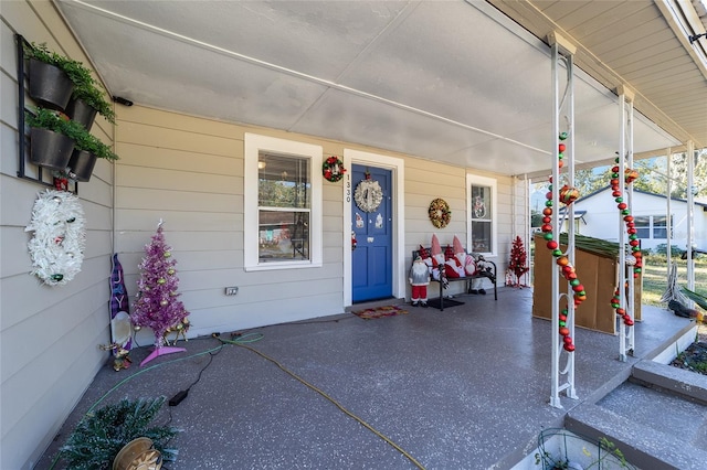 property entrance featuring a porch