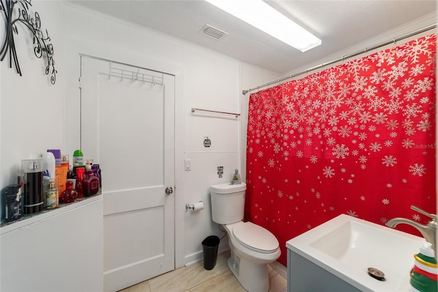 bathroom featuring a shower with curtain, vanity, and toilet