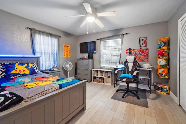 2880 SE 34th St, Ocala, FL 34471 - bedroom with light wood-style flooring and a ceiling fan