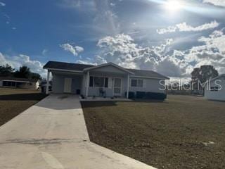 view of front of property featuring a front lawn