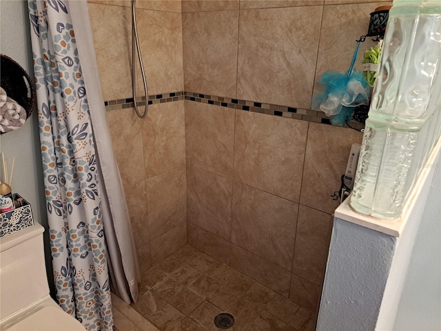 bathroom featuring a shower with curtain