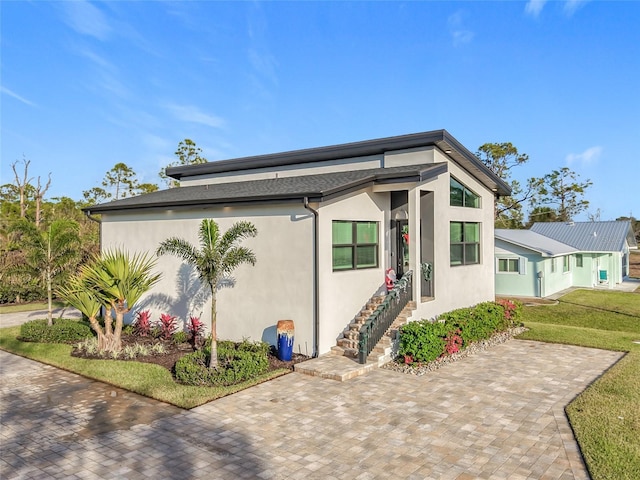 view of front facade featuring a front yard