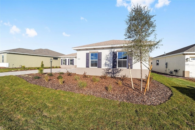 view of front of property featuring a front yard