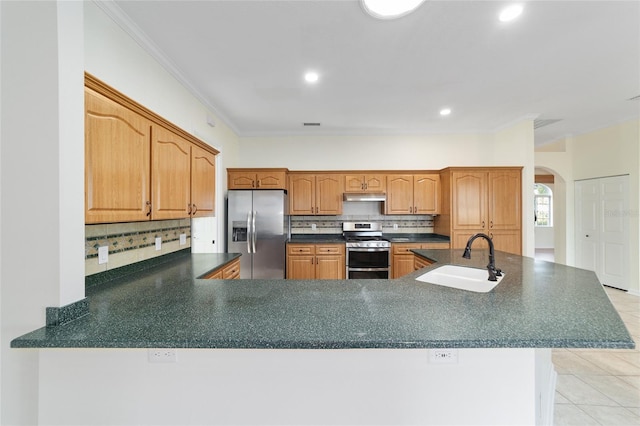 kitchen featuring sink, stainless steel appliances, kitchen peninsula, light tile patterned flooring, and ornamental molding