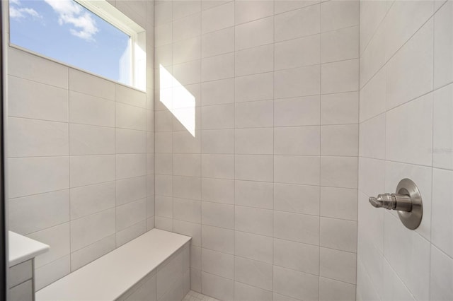 bathroom featuring a tile shower