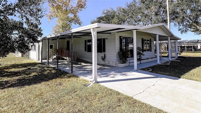 view of front facade featuring a front lawn and a carport