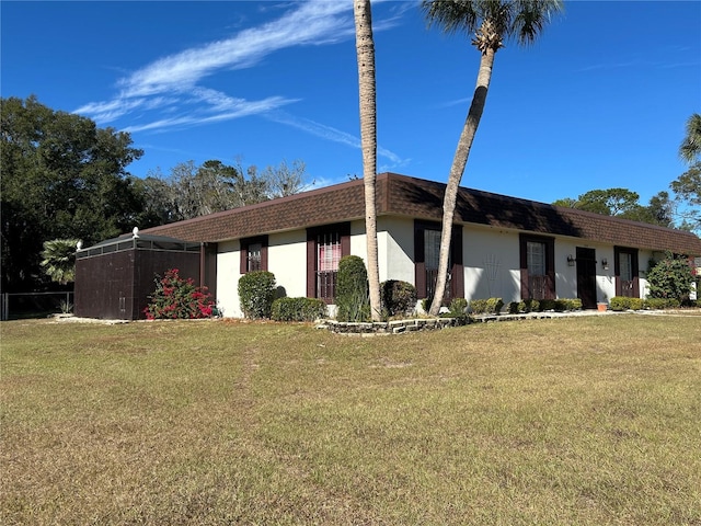 single story home featuring a front yard