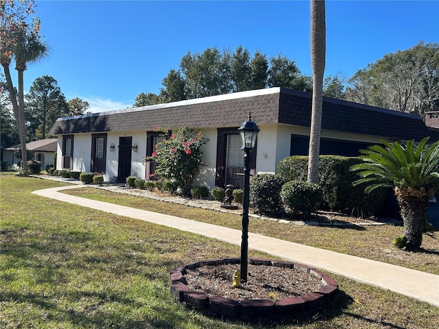 single story home with a front lawn