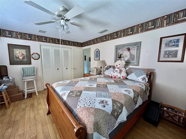 bedroom featuring hardwood / wood-style floors, ceiling fan, a textured ceiling, and a closet