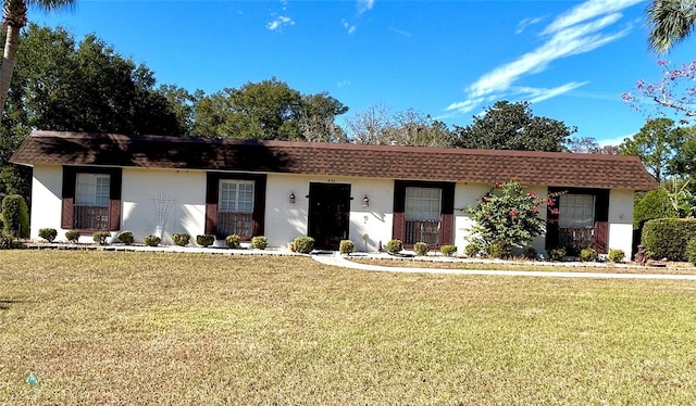 ranch-style house featuring a front yard