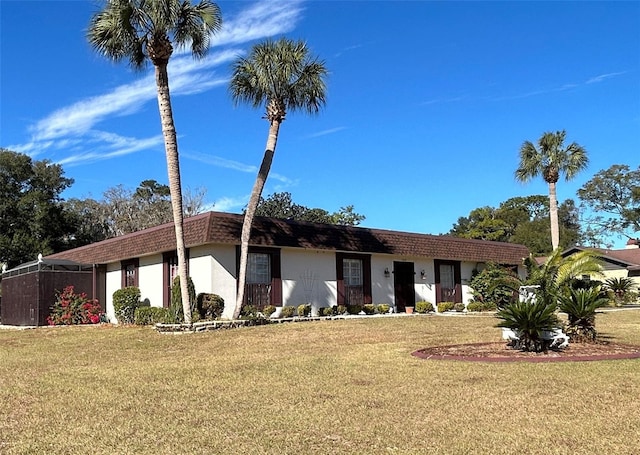 single story home featuring a front lawn