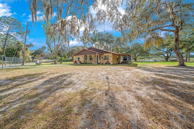 single story home with a front lawn