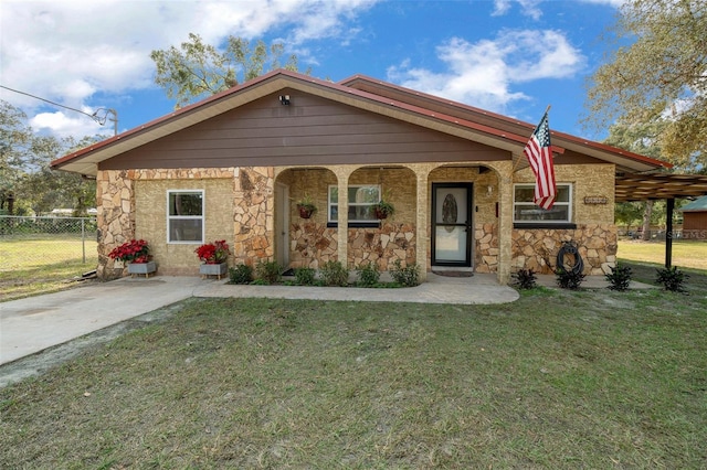 view of front of house featuring a carport and a front lawn