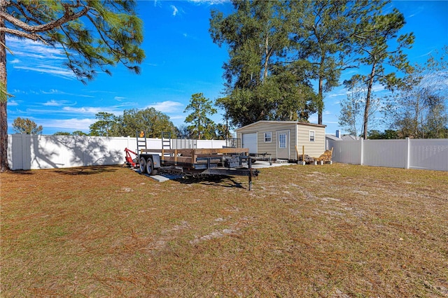 view of yard featuring an outdoor structure