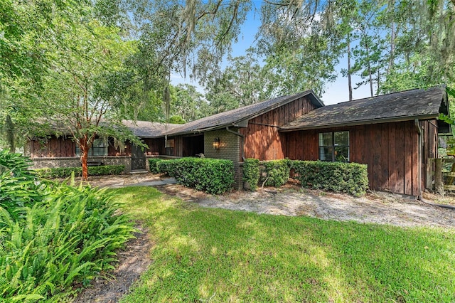 ranch-style house with a front lawn