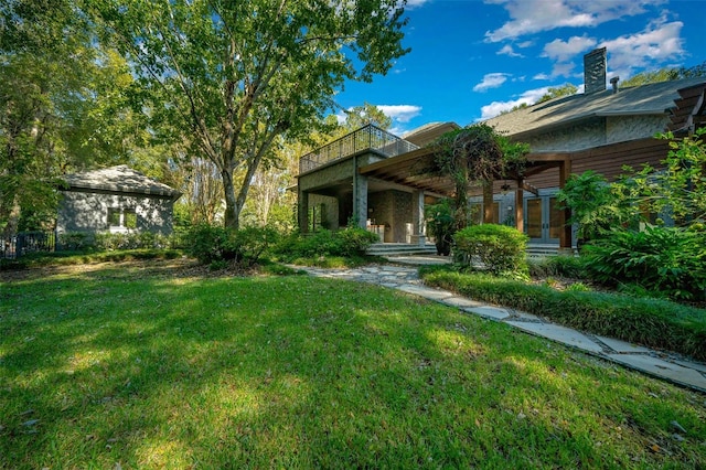 view of yard featuring ceiling fan